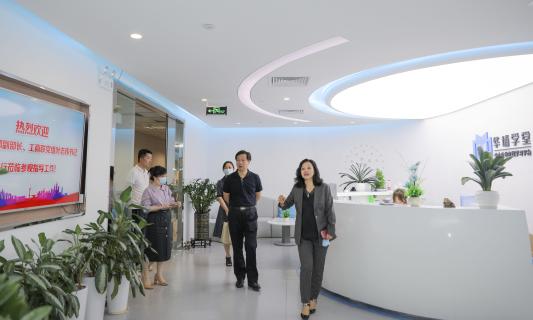 罗湖区委统战部副部长、工商联党组书记叶志伟一行到名人堂调研